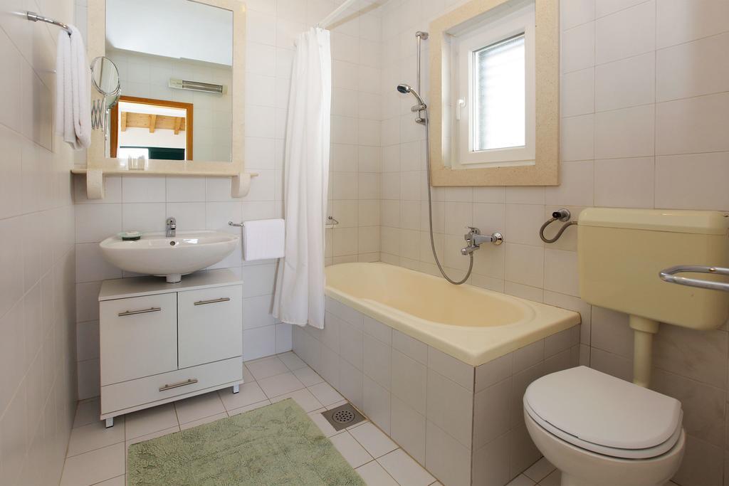 Apartments Mel Бол Стая снимка