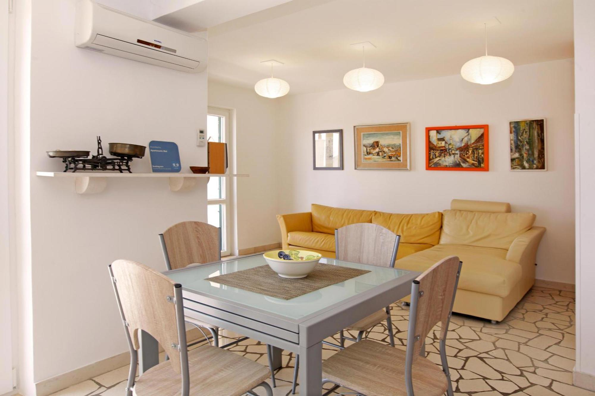 Apartments Mel Бол Екстериор снимка