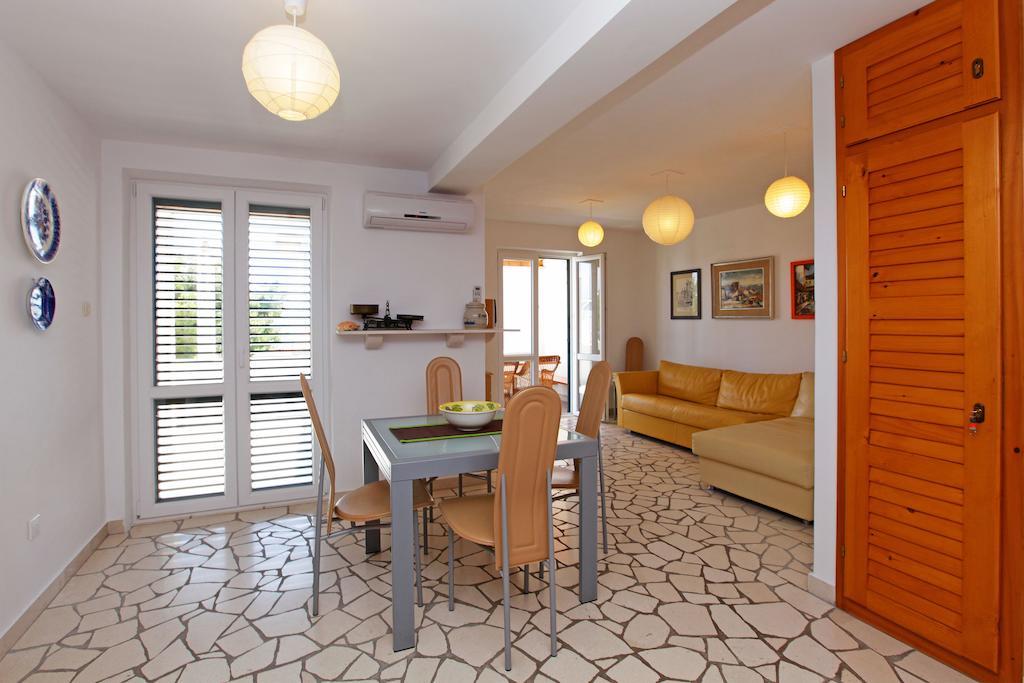 Apartments Mel Бол Стая снимка